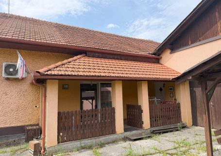 Hiša in poslovni prostori.