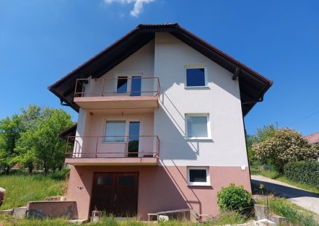 Samostojna hiša z veliko parcelo v Gerlincih